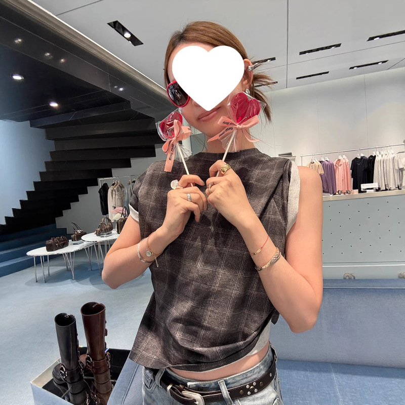 【13】Fashionable and Sophisticated Design: Deconstructed Two-Way Vest with Plaid, Ruched Edges, Sleeveless Short Top with an Elegant Vibe 【13】Fashionable and Sophisticated Design: Deconstructed Two-Way Vest with Plaid, Ruched Edges, Sleeveless Short Top with an Elegant Vibe