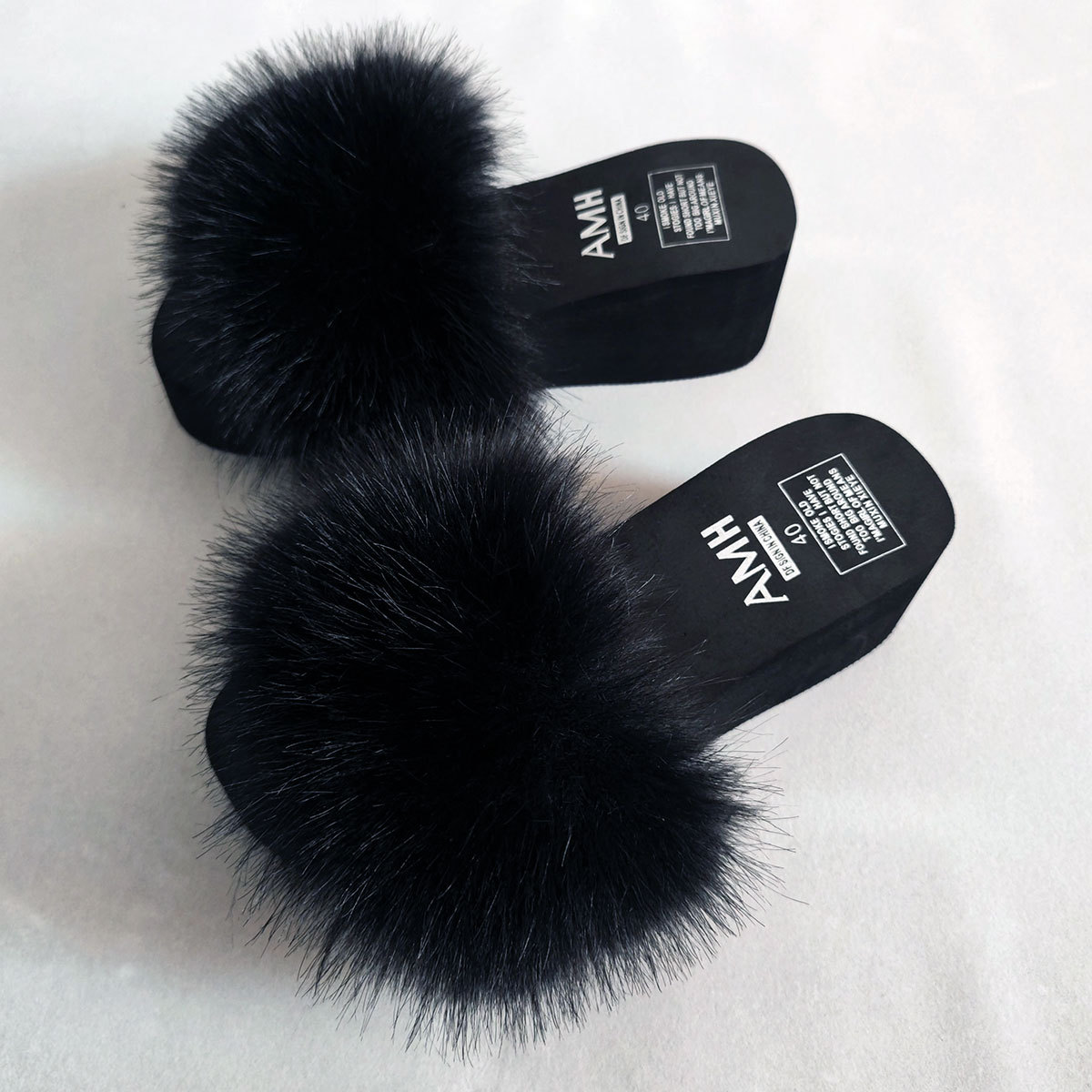 Estilo explosivo, aumento de las celebridades de Internet para el hogar, el mismo estilo, piel de zorro, todo fósforo, antideslizante, zapatillas de una palabra con fondo de bizcocho femenino de moda