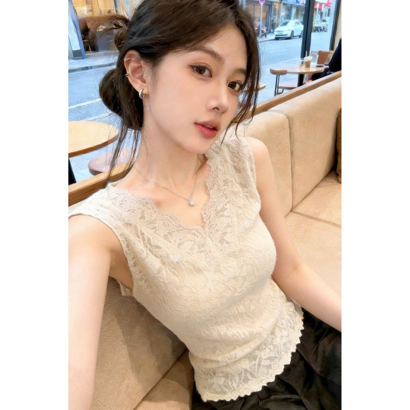 Light Mature Style V-Neck Lace-Trimmed Vest for Women, Slim Fit, Gentle Style, Sleeveless Base Shirt, Sleeveless T-Shirt, Suitable for Wearing under a Suit Light Mature Style V-Neck Lace-Trimmed Vest for Women, Slim Fit, Gentle Style, Sleeveless Base Shirt, Sleeveless T-Shirt, Suitable for Wearing under a Suit