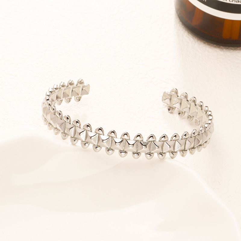 Fábrica en stock al por mayor de Europa y América transfronteriza de acero inoxidable en forma de C pulsera abierta ajustable chapado en oro 18K personalidad no se desvanece