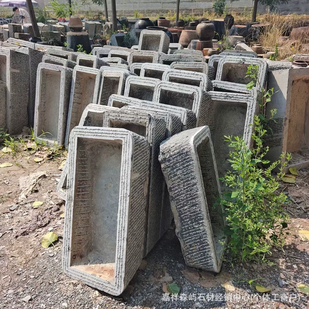 Комбинация оборотной воды в старом каменном желобке длинная каменная раковина для рыбоводства