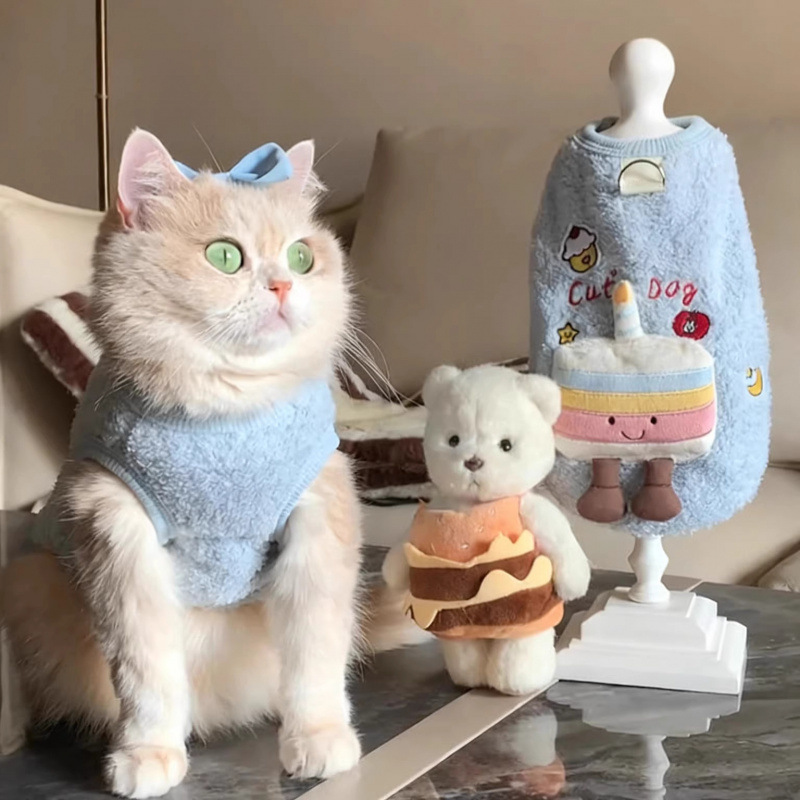 Otoño y invierno caliente gato super lindo ropa a prueba de frío lindo muñeca tridimensional hebilla de tracción mascota caliente gruesa ropa de dos patas