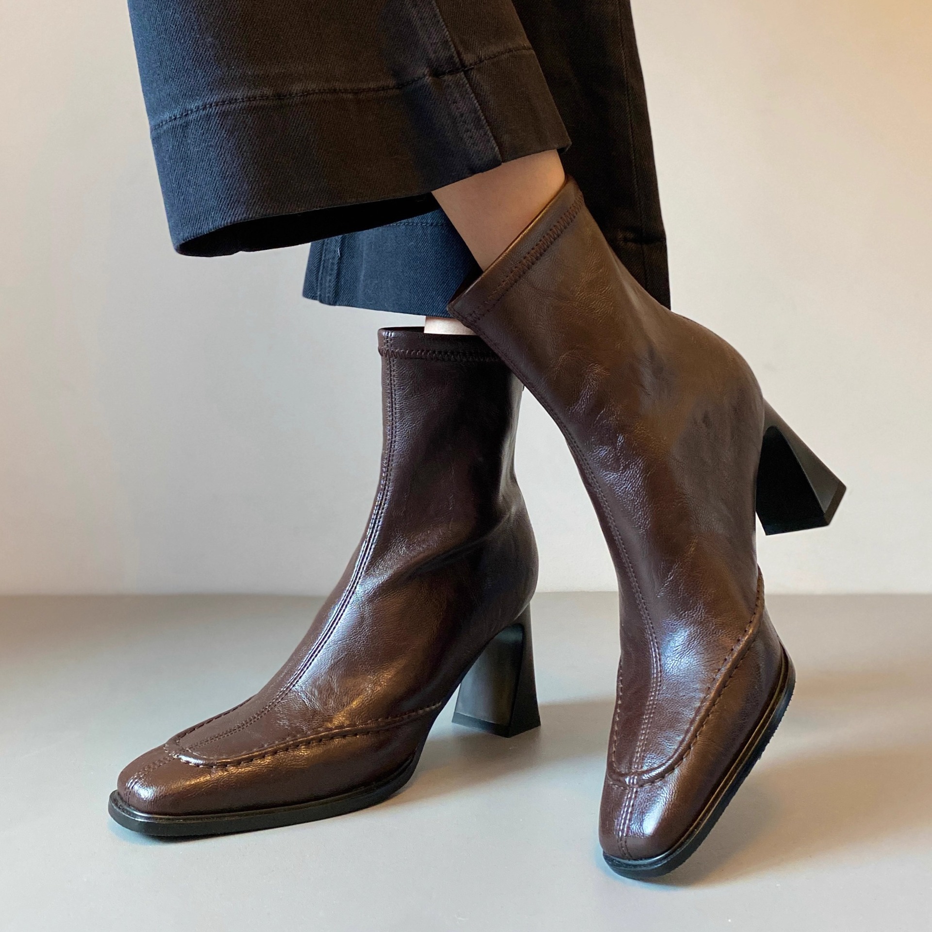 French Square Toe Thick Heel Short Boots for Women 2025 Autumn and Winter New Style Simple Elegant Showing Leg Length Daily Versatile Fashion Short Boots