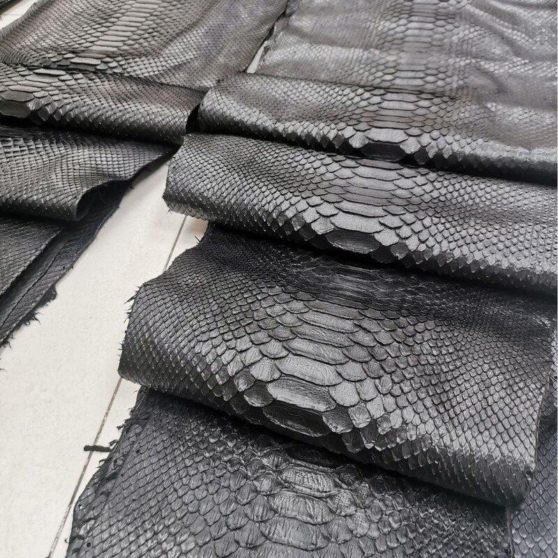 【Huilong】Black Water-Dyed Snakeskin, Direct Sales from the Manufacturer, Genuine Snakeskin, Rare, Diamond-Pattern Python Skin from the Wild
