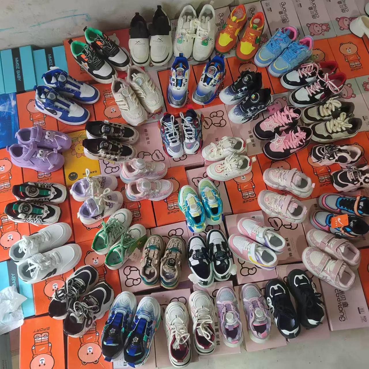 2025 новые мальчики осенние и зимние кроссовки иностранные кроссовки для девочек супер мягкие противоскользящие сетчатые кроссовки