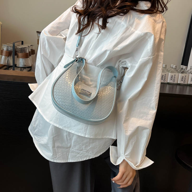 Bolsos de axila populares de verano para mujer 2025 comercio exterior nuevo estilo nicho todo-fósforo bolso de hombro de alta gama nicho bolsa de media luna