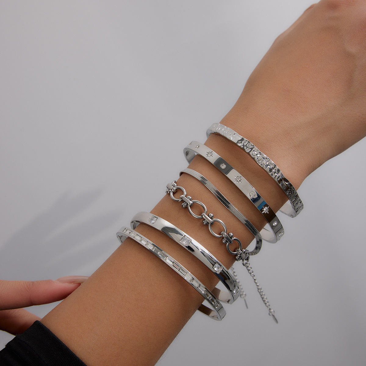 Jeding Pulsera de acero inoxidable europea y americana, joyería que no se desvanece, pulsera de lujo ligero, joyería de acero de titanio de oro de 18k, transfronteriza image 3
