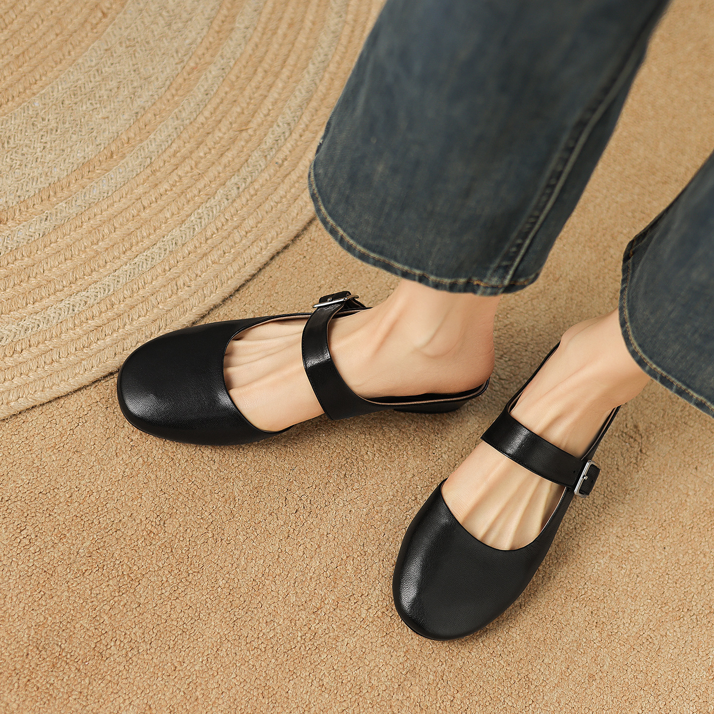 Sandal nữ quai chữ V đế bệt mũi tròn hở gót — đen