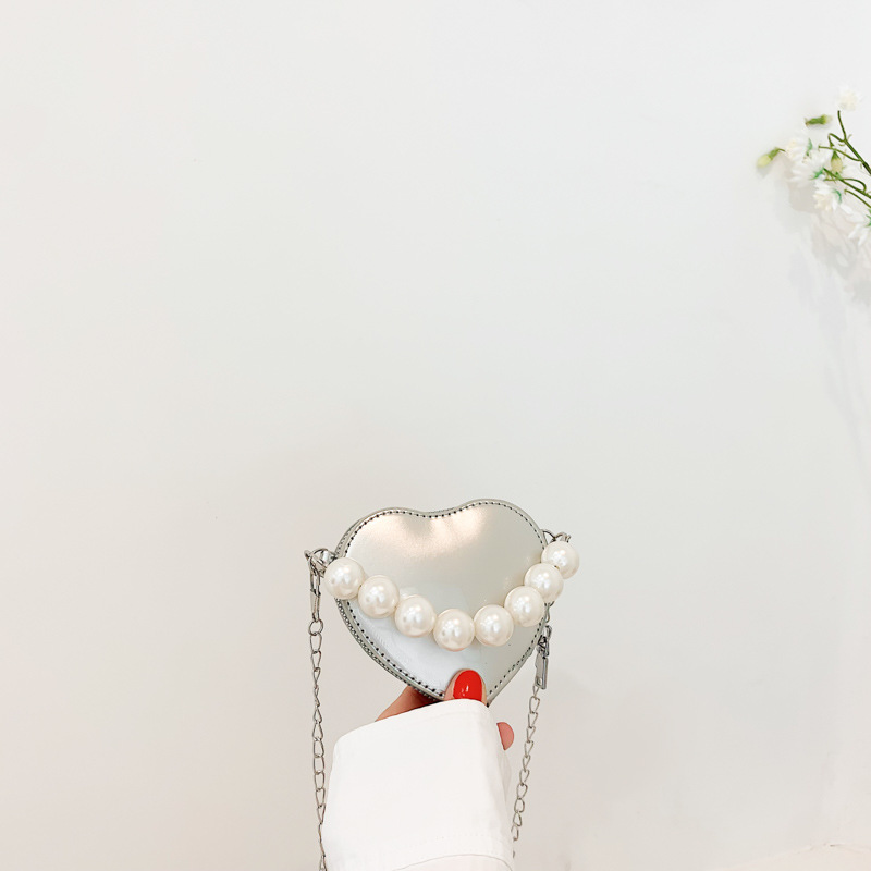 Bolsa mini retrô moderna para mulheres, nova moda verão 2022, bolsa transversal de ombro em formato de coração com corrente de pérolas, elegante e estilosa._voghion.com