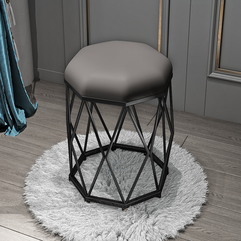 회색 스웨이드 + 검은 다리