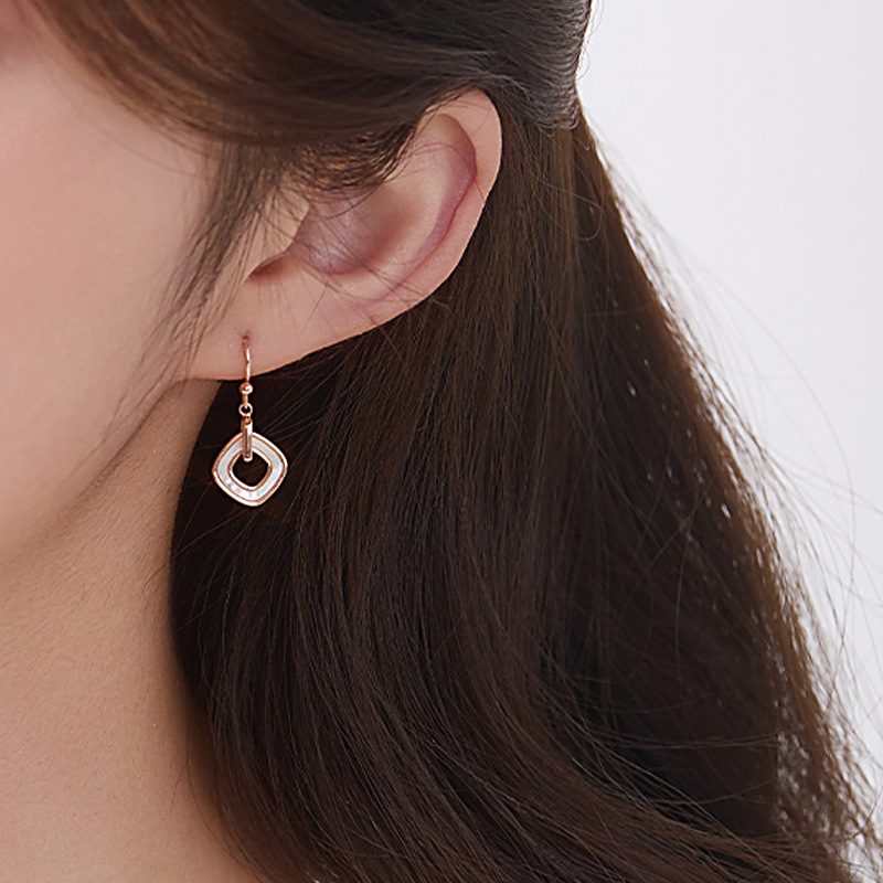 French Fashion Exquisite High-End Elegant Earrings Cut Out Design Geometric Rose Gold Shell Pendant Ear Hooks for Women