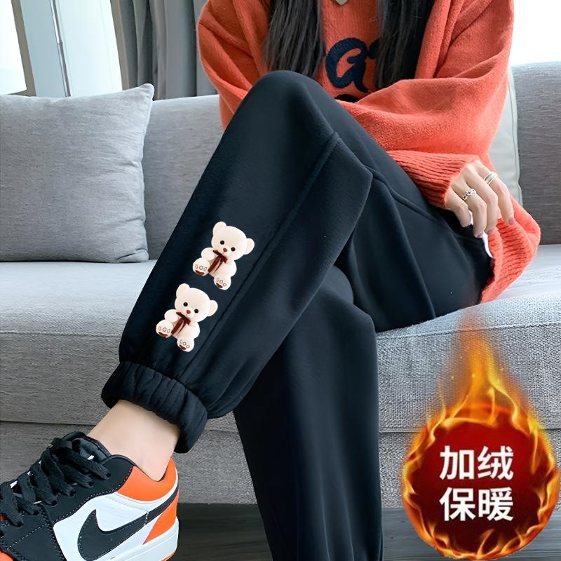 흰색 곰 두 마리와 벨벳이 달린 검은색 바지