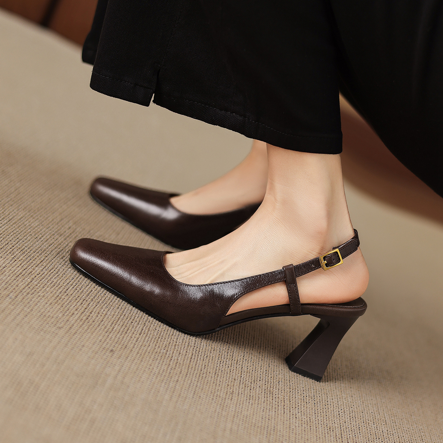 Sandal nữ cao gót 6,5 cm mũi hở quai khóa da bò — màu nâu