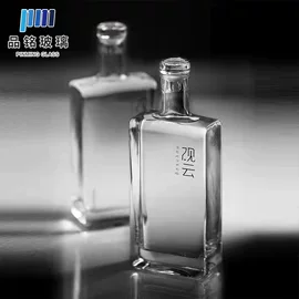 现货批发方形观云白酒瓶：加厚玻璃与3D冰山底设计解析