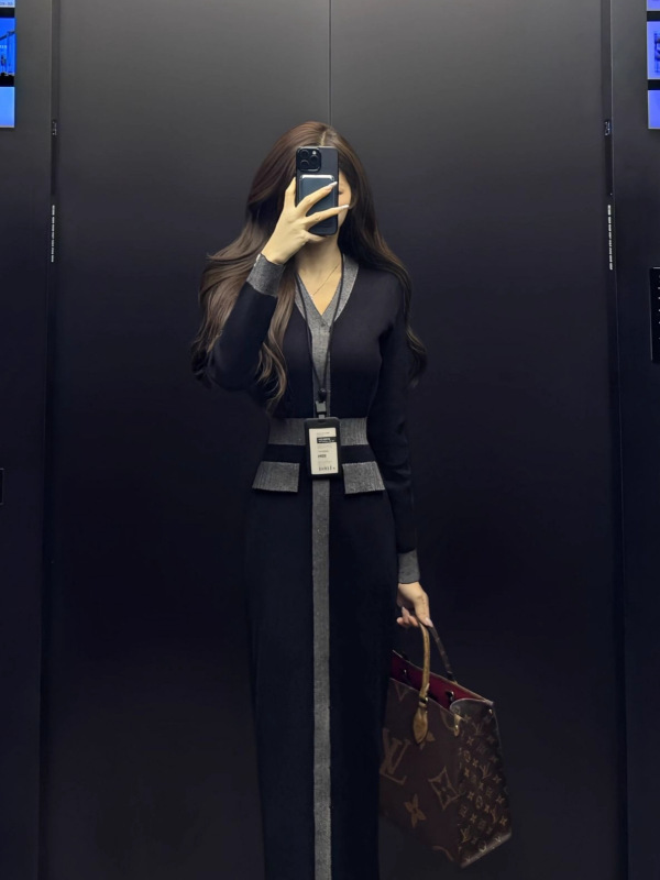 【现货】气质修身V领长袖针织连衣裙女秋冬收腰显瘦高级感包臀裙|undefined