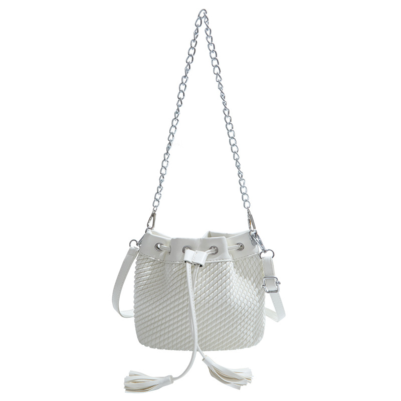 Versión coreana del bolso de cubo de nicho 2025 verano nuevo bolso femenino pequeño bolso de hombro con flecos fresco bolso de mensajero de cadena de moda