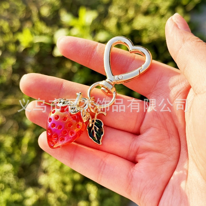 さくらんぼのキーホルダーアクセサリーのバッグのストラップがおしゃれで美しい水晶樹脂車センチ車のキーホルダーの女性