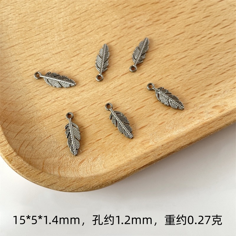 Small feather [gun black]