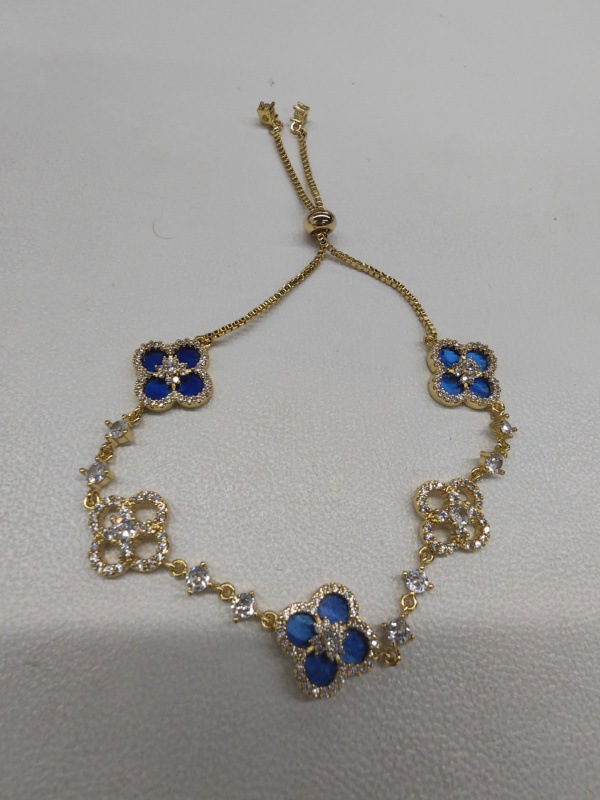 Pulsera de flores huecas en forma de diamante de circón, pulsera ligera de lujo de alta gama, joyería de temperamento de estilo de palacio retro europeo y americano al por mayor