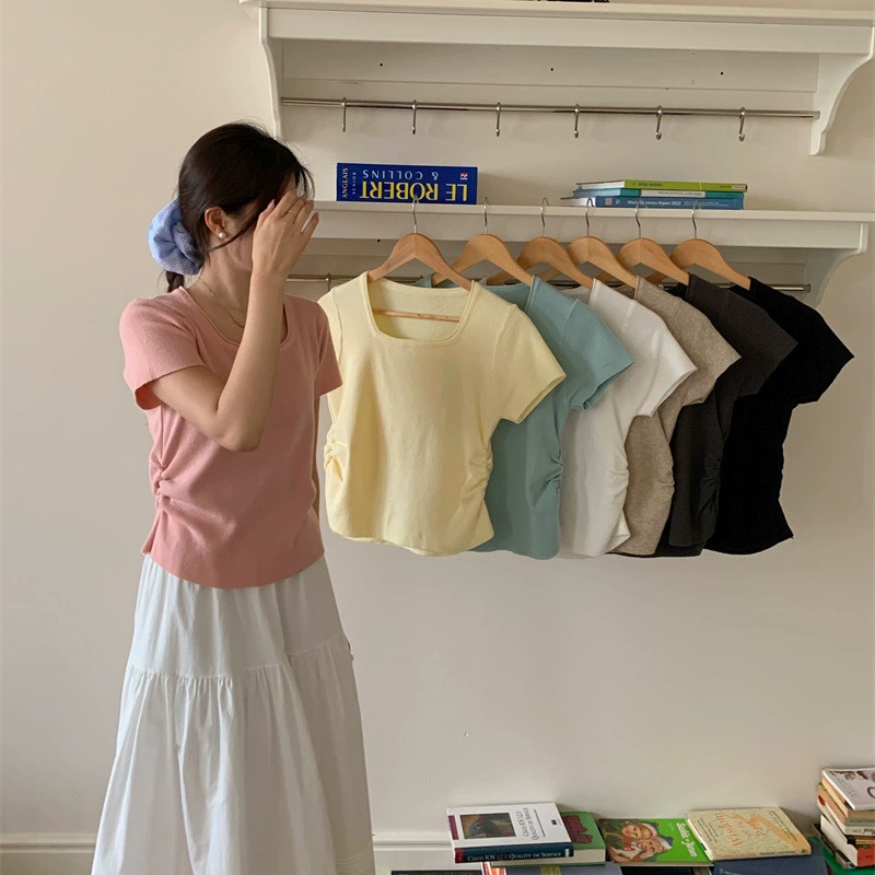 Настоящая фотография женской летней трикотажной футболки с короткими рукавами и U-образным вырезом в корейском стиле из ледяного шелка, стройнящего силуэта, шикарного и красивого топа.