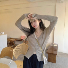 Vネックのニットカーディガンの女性のねじのくぼみの底のシャツの春秋の冬の新型の修身の純粋な欲の甘くて辛い長袖の上着