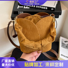 跨境2026新款潮休闲百搭复古手提包包女水桶包通勤简约斜挎子母包