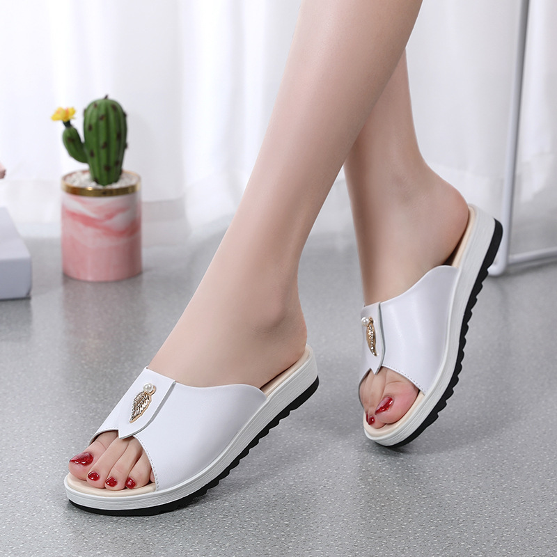 White Rhinestone Slippers Women's 2024 Summer New Comfortable Soft Bottom Fashionable Moms Shoes Lightweight All-match Sandals
