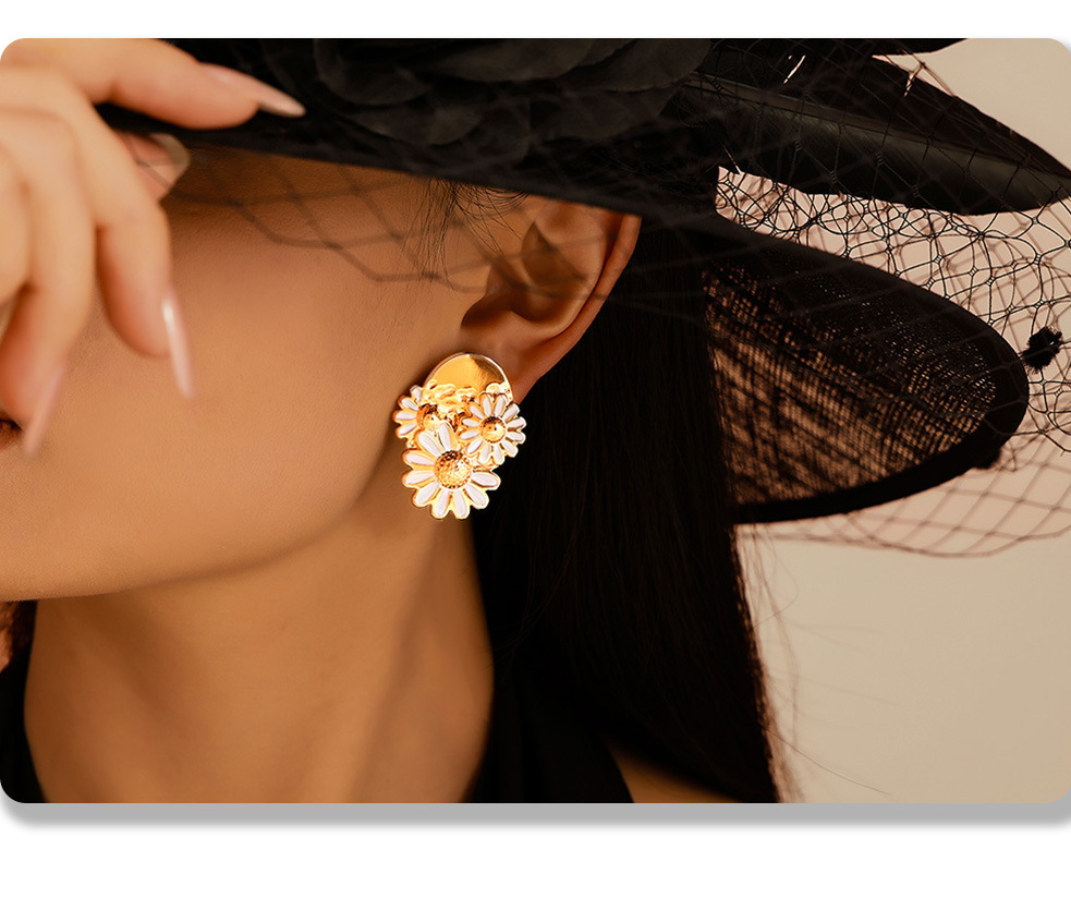 Boucles d'oreilles chrysanthème de style INS européen et américain Boucles d'oreilles goutte à goutte d'huile de marguerite en acier au titane Boucles d'oreilles rétro de tempérament pour femmes_voghion.com