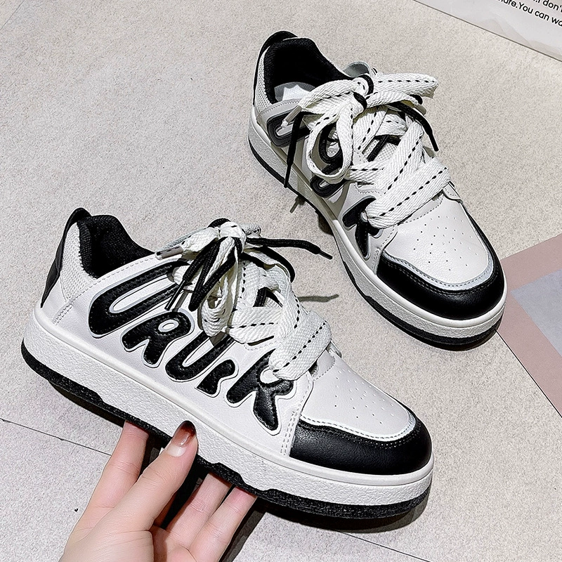 2022 Новые белые кроссовки Letter нишевая Спортивная повседневная обувь женская весна и осень на модной платформе