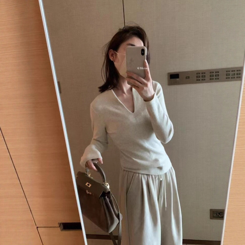 Hers One Scoop Sweet Autumn/Winter Korean Style Simple Versatile Slim Fit Regular Shoulder V-Neck Long Sleeve Base Shirt for Women 2245