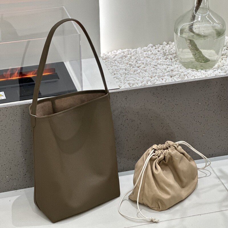 New Togo Leather Bucket Bag, Large Capacity, Simple and Versatile, Fashionable Commuter Bag, Autumn and Winter Niche Tote Bag New Togo Leather Bucket Bag, Large Capacity, Simple and Versatile, Fashionable Commuter Bag, Autumn and Winter Niche Tote Bag