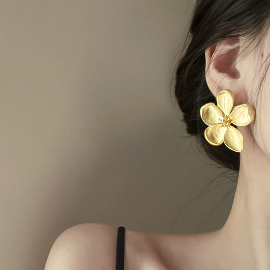S925 silver needle elegant matte texture Flower vintage stud earrings for women European and American exaggerated elegant design fashion earrings