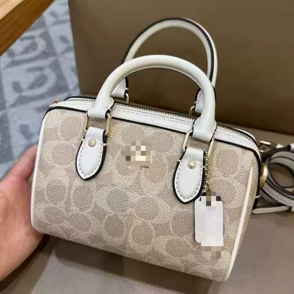 Koujia's new Rowan mini Boston pillow bag, a stylish and versatile handbag for commuting, can be carried by hand, worn as a shoulder bag, or slung across the body
