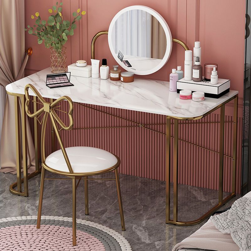 Tocador Dormitorio Mesa de maquillaje Espejo con luz Apartamento pequeño Estilo rojo neto Una mesa de maquillaje de lujo simple y ligera al por mayor