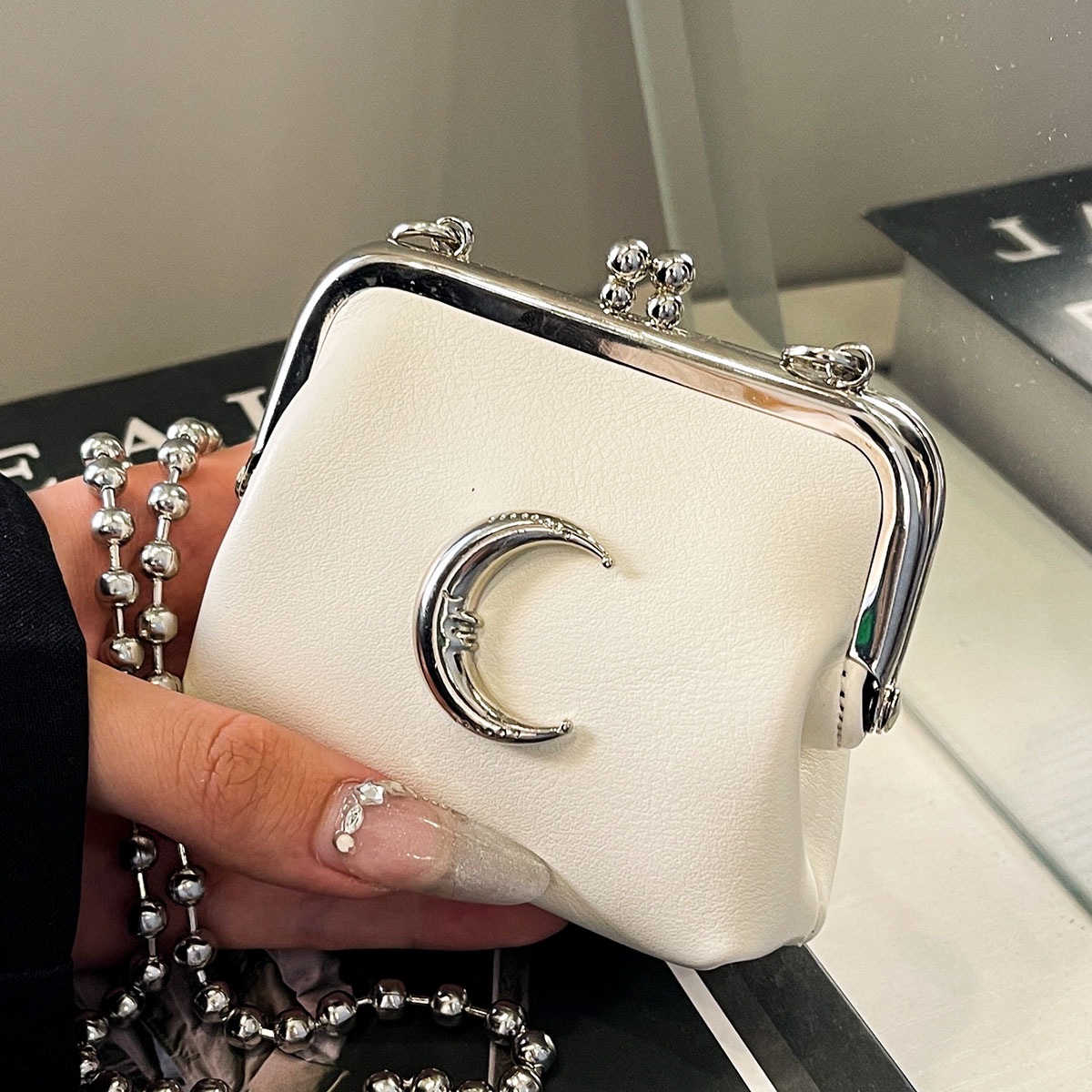 Paquete de cambio 2025 versión coreana de la bolsa de diseño de abanico de color de concha de nicho, cadena de colisión oblicua de todo fósforo, nuevo estilo, mensajero femenino de verano