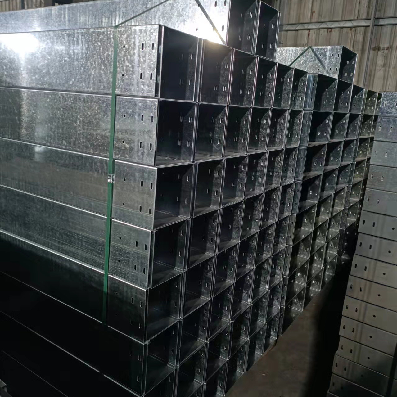 镀锌线槽星槽 铁线槽 镀锌电缆桥架生产工厂支持现货生产量大优惠