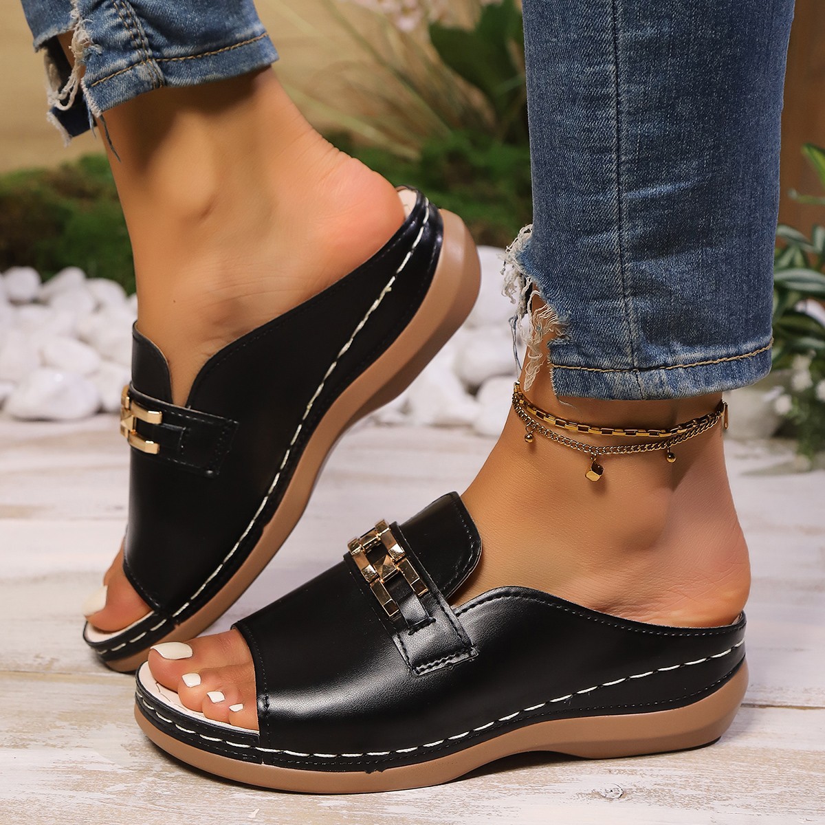 Comercio exterior de tamaño grande verano nuevo tacones de pendiente zapatillas de fondo grueso decoración metálica romanas zapatillas de playa al por mayor