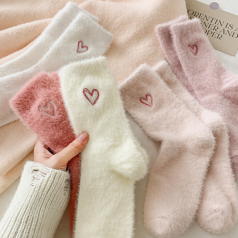 秋冬の厚い靴下のミンクの毛の中筒の女性の靴下の愛の刺繍のぬいぐるみの靴下の毛のふわふわしている保温の靴下