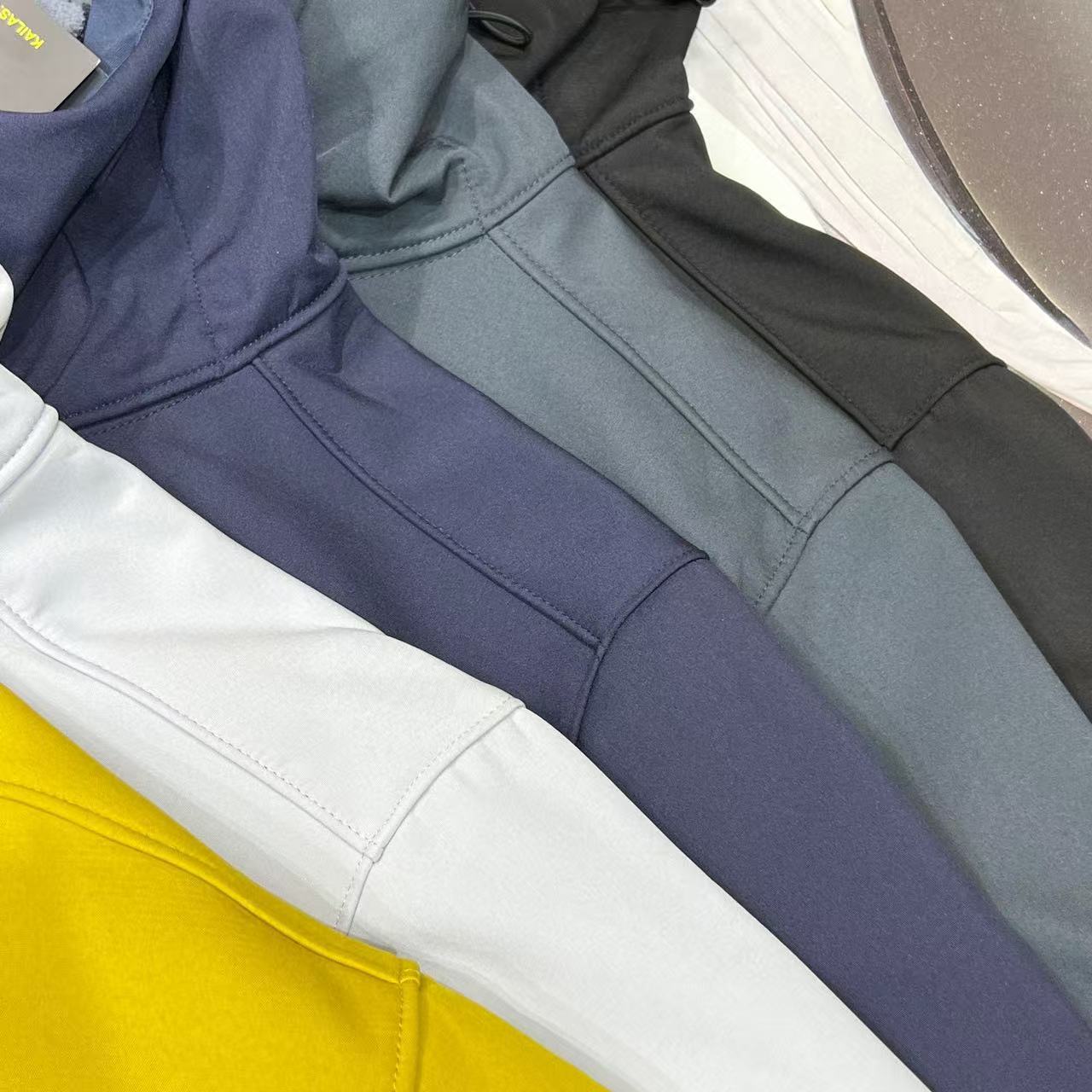 Veste softshell à capuche brodée kaila pour couple extérieur_voghion.com