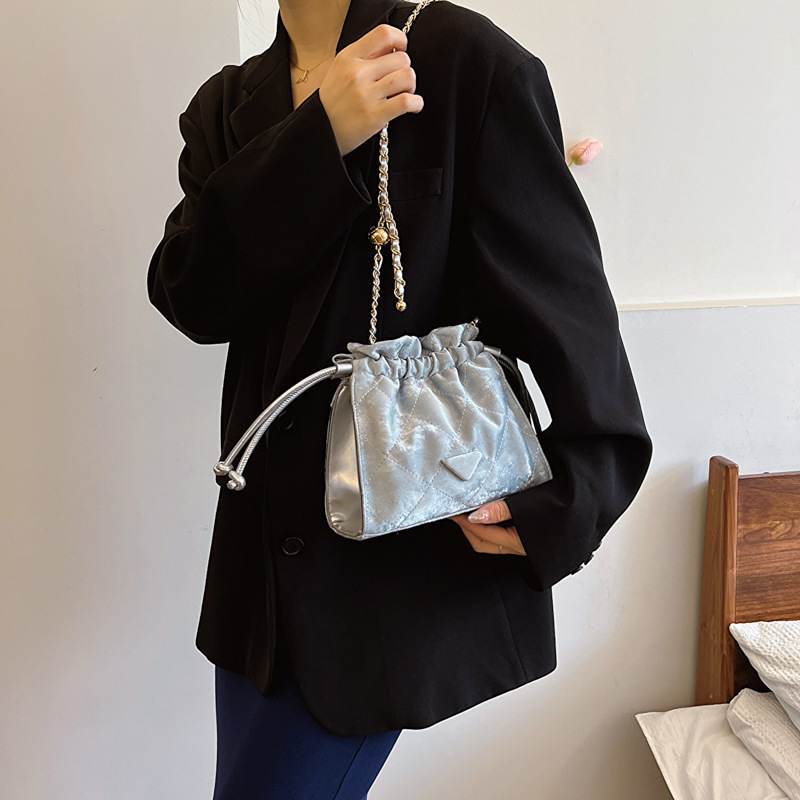 Este año, la moda de diamante con bolso de cubo de agua para mujeres 2024 nuevo estilo estilo