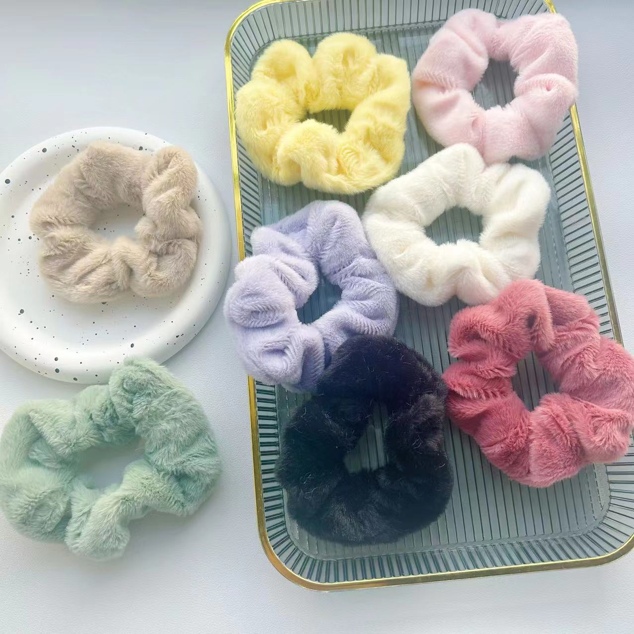 Otoño y invierno simple de color sólido de peluche collar de intestino elástico cabello de la cabeza de la niña detrás del anillo de cabello de la cabeza