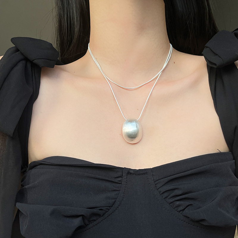 コールドスタイルのシルバーのブラッシュド加工ドロップペンダントネックレス、女性向け、ニッチなライトラグジュアリー、高級感、ロングタイプ、秋冬のセーターチェーンに万能|undefined