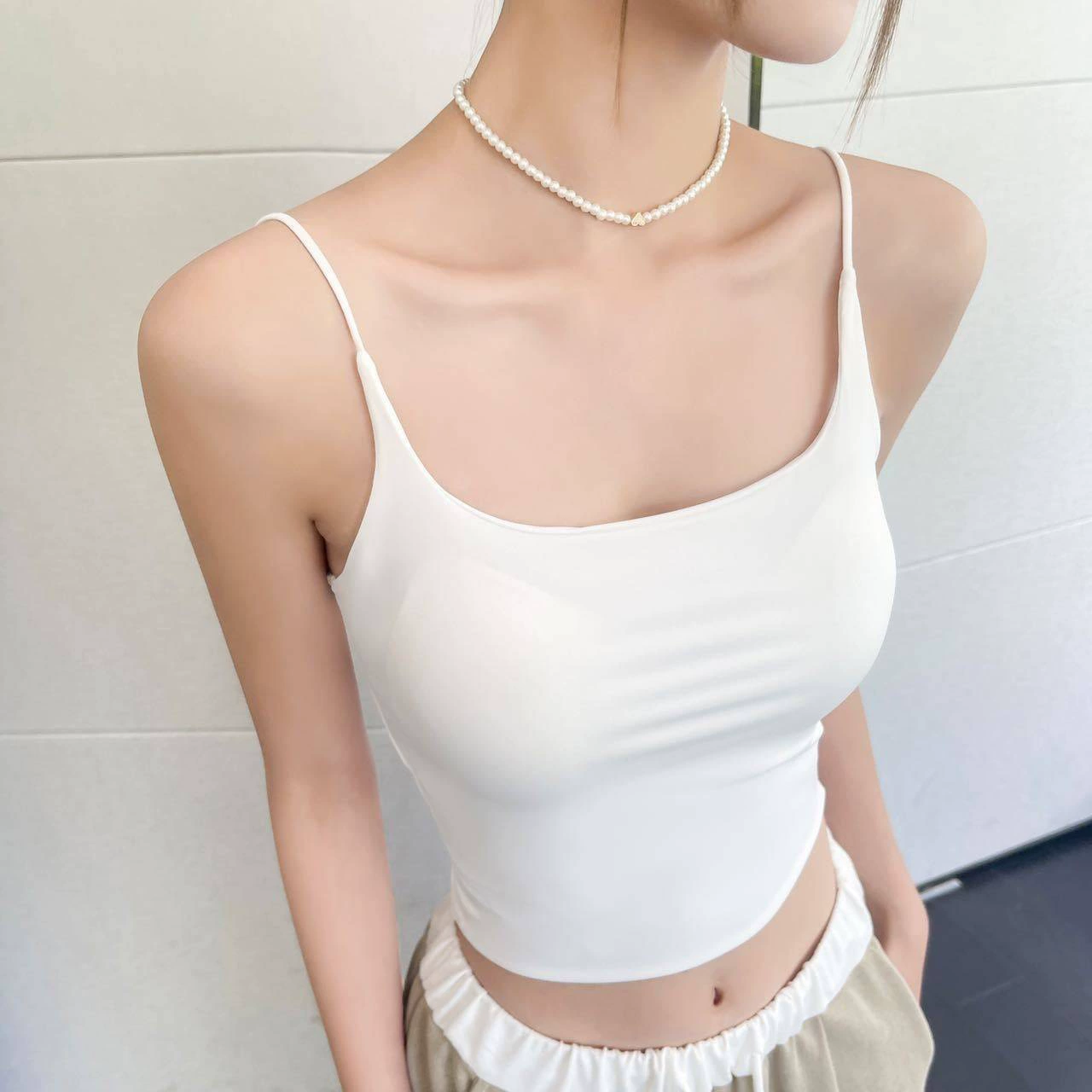 Четыре сезона можно носить белый маленький камзол жилет