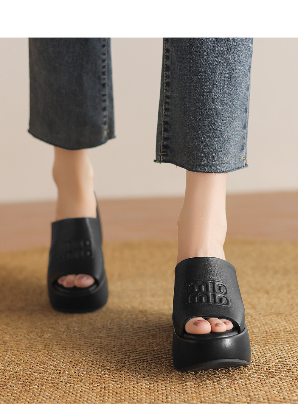Dép sandal nữ xỏ ngón đế dày in chữ mùa hè da thật — màu be chi tiết 5