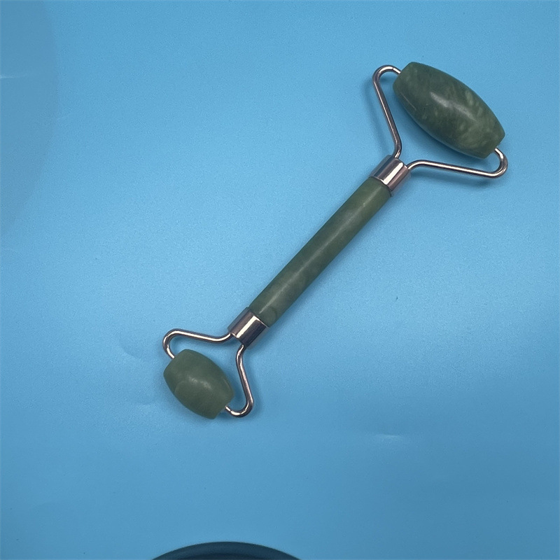 Masajeador de rodillos de jade Xiuyu traje de raspado en forma de corazón Jade contenedor de belleza rodillo de doble cabeza rodillo verde oscuro