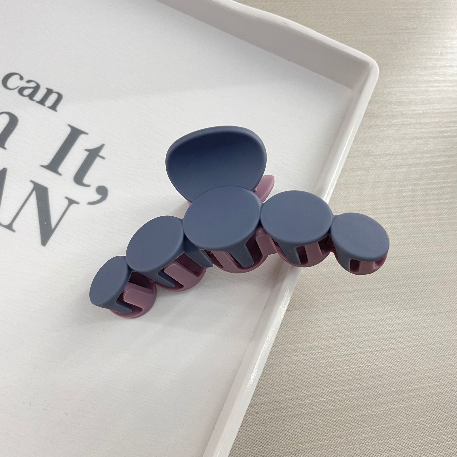 Oufeile superficie de dos colores AB textura esmerilada agarre cuchara trasera femenina alta Cola de Caballo tiburón clip accesorios para el cabello horquilla al por mayor