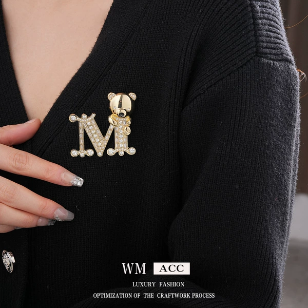 36# diamond-drip oil bear letter M brooch