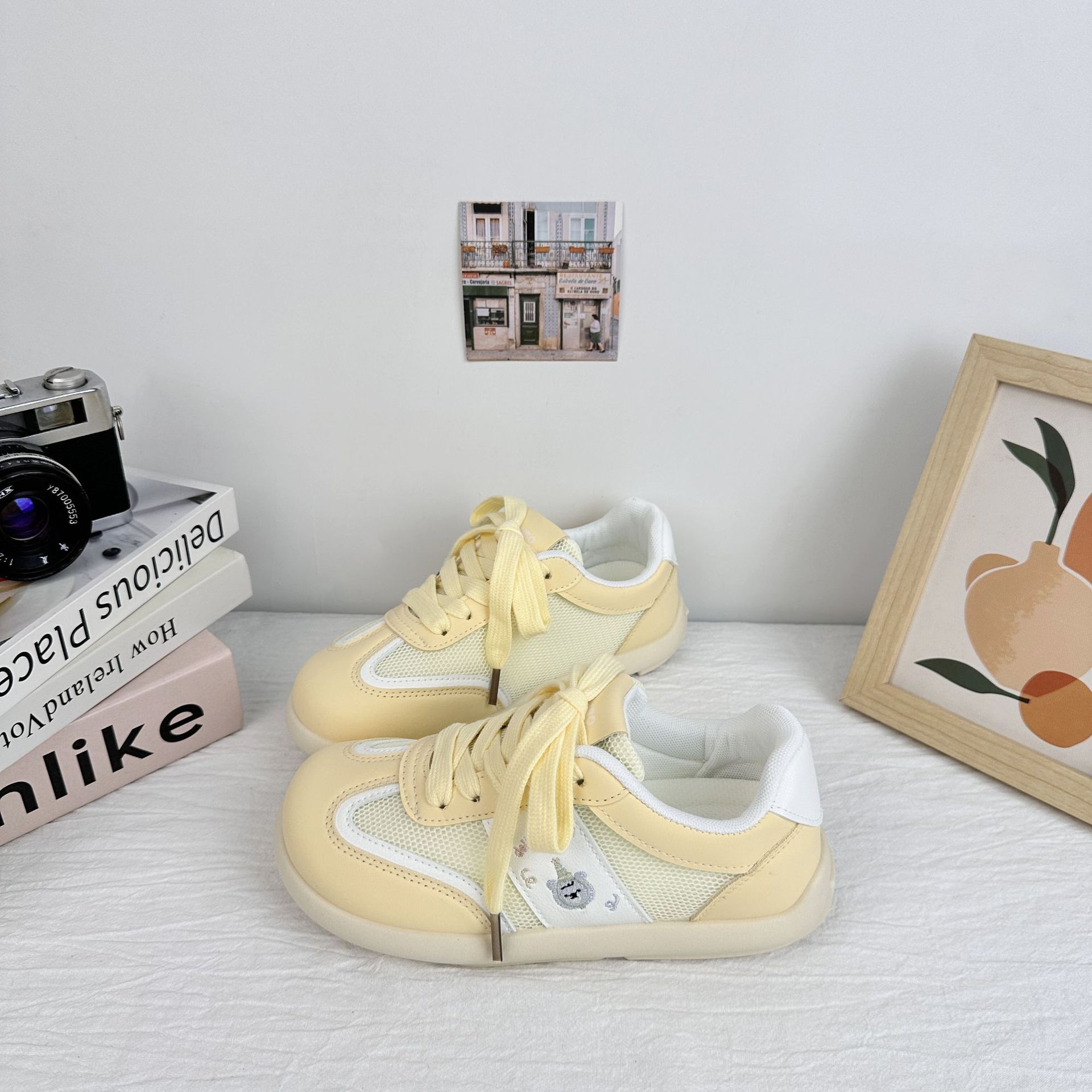 Zapatos de skate para mujeres de verano de 2025 zapatos de mujer de suela gruesa zapatos blancos pequeños zapatos de entrenamiento a cuadrícula zapatos casuales