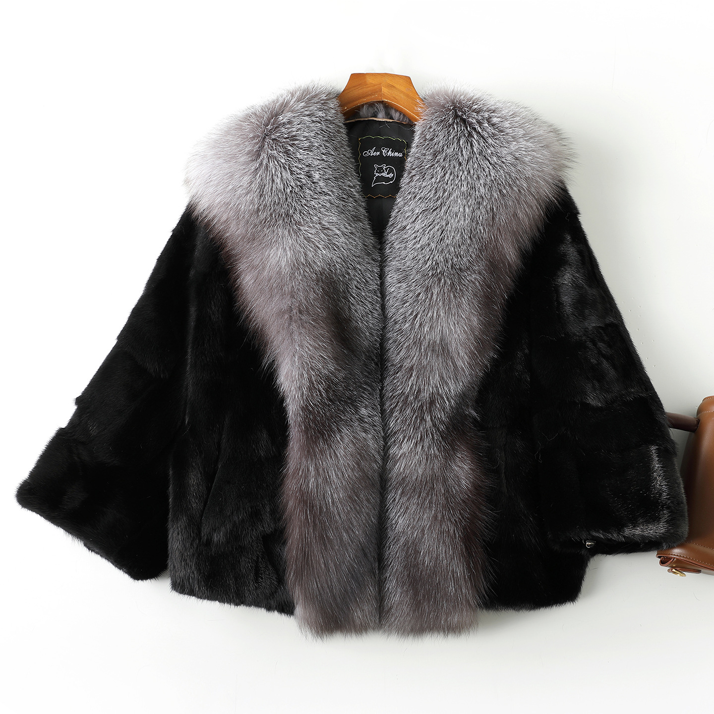 2025冬新款狐狸毛领水貂毛皮草外套女短款海宁貂皮大衣V领蝙蝠袖