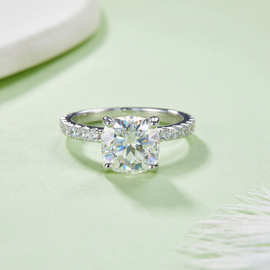 简约四爪S925银镀18K白金枕形莫桑钻女戒8.5*8.5mm/3.0CT